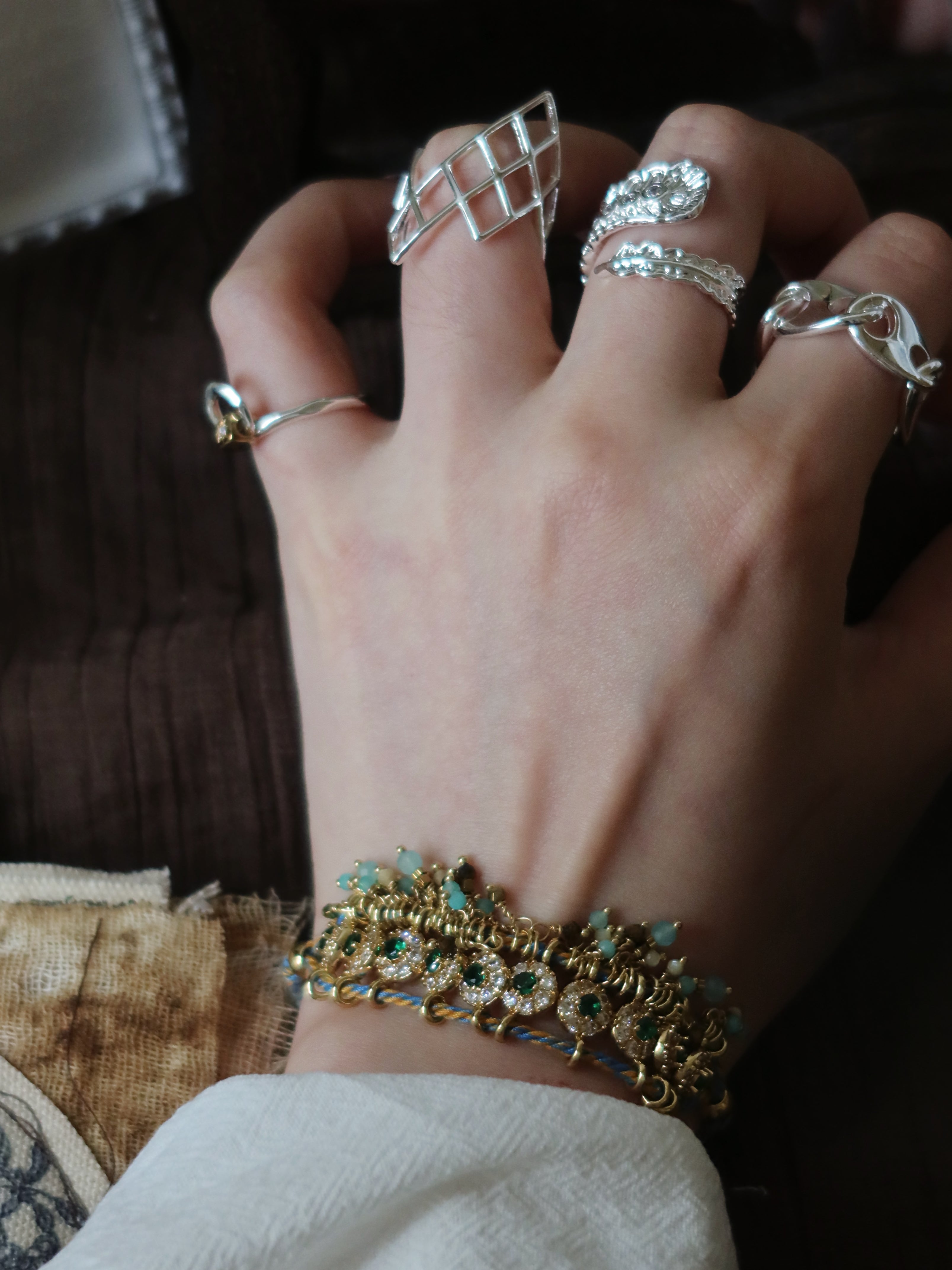 The Boundless Link. Interlocking Chain Geometric Band