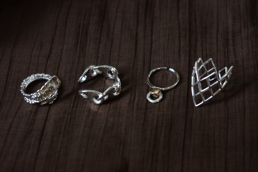 The Boundless Link. Interlocking Chain Geometric Band