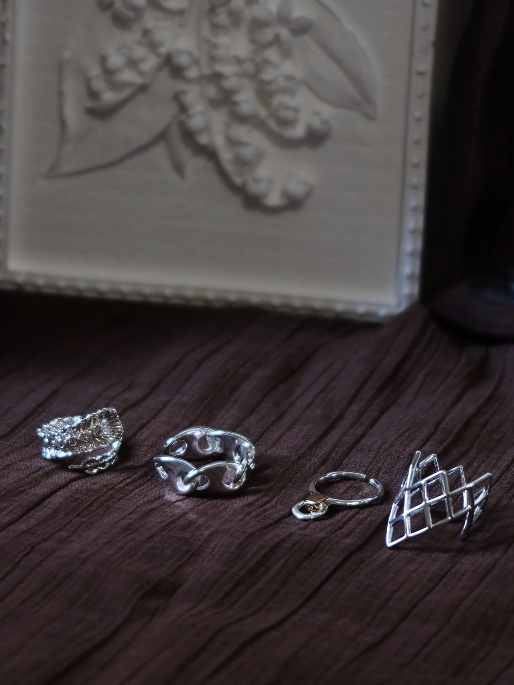 The Boundless Link. Interlocking Chain Geometric Band