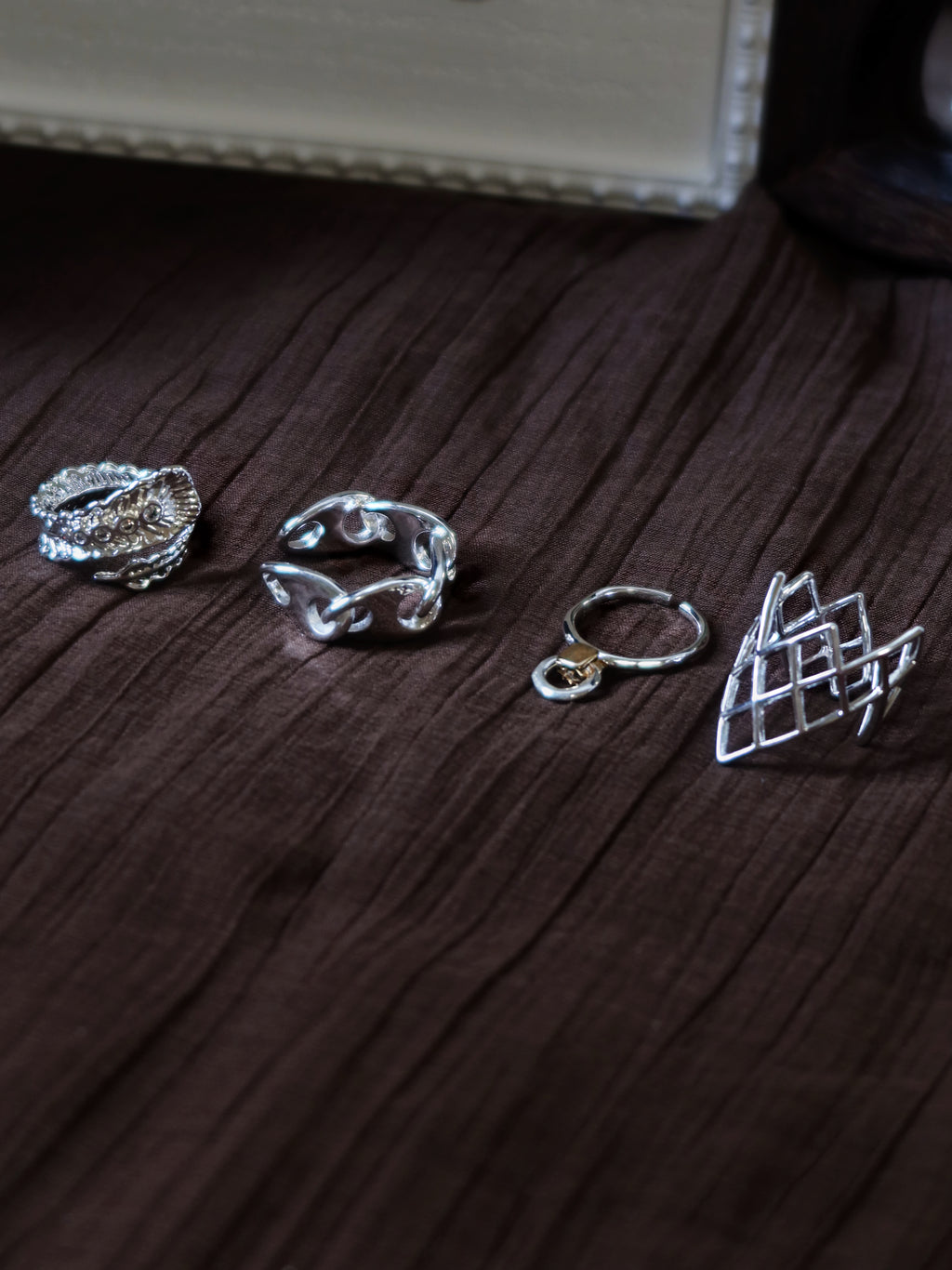 The Boundless Link. Interlocking Chain Geometric Band