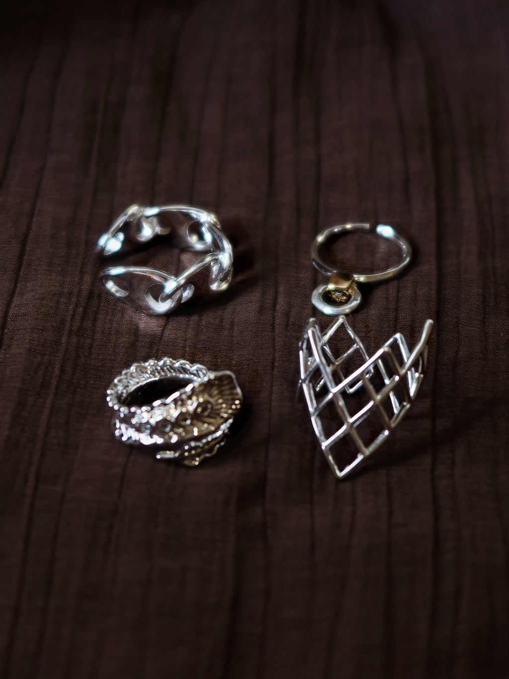 The Boundless Link. Interlocking Chain Geometric Band