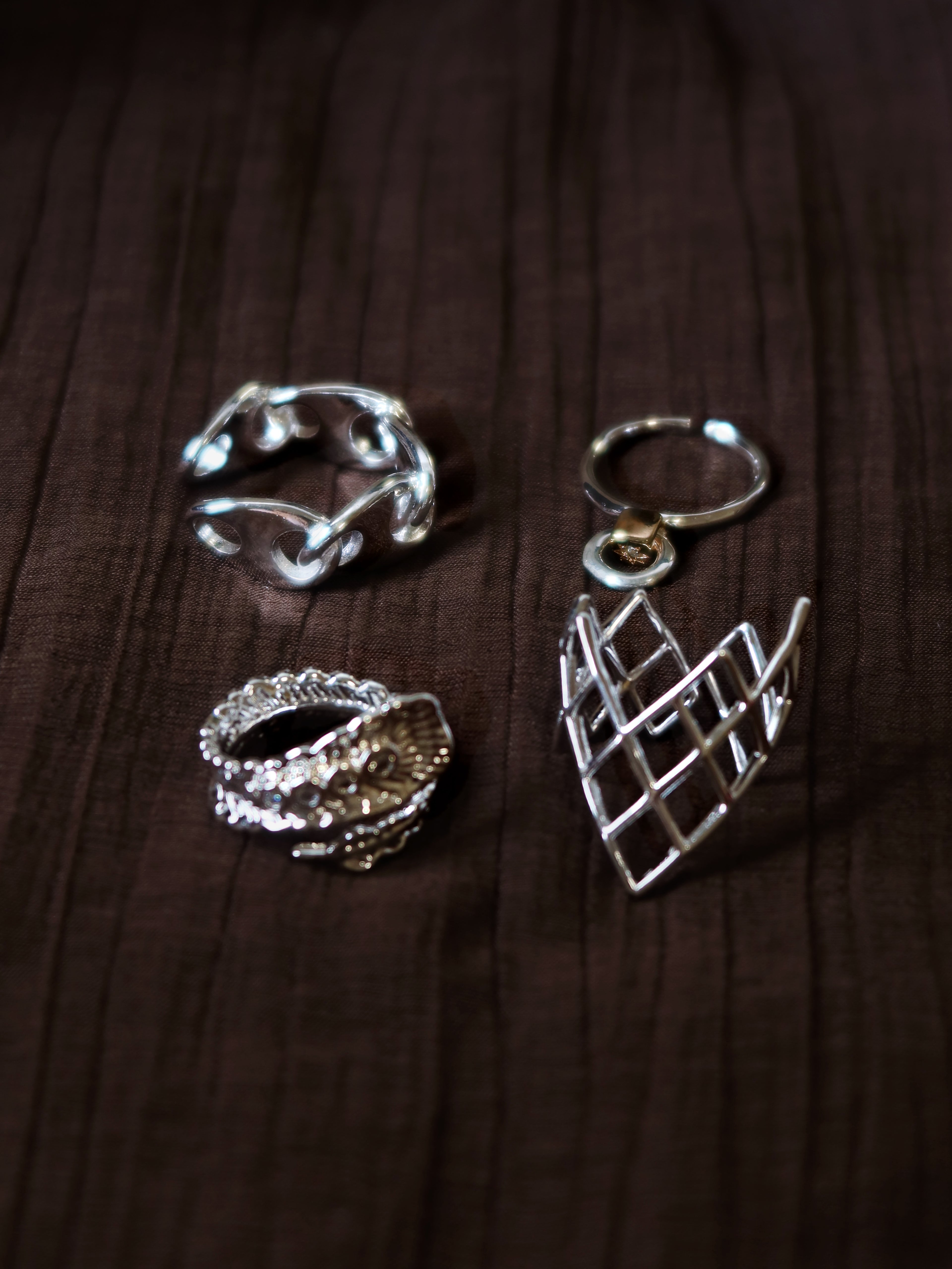 The Boundless Link. Interlocking Chain Geometric Band