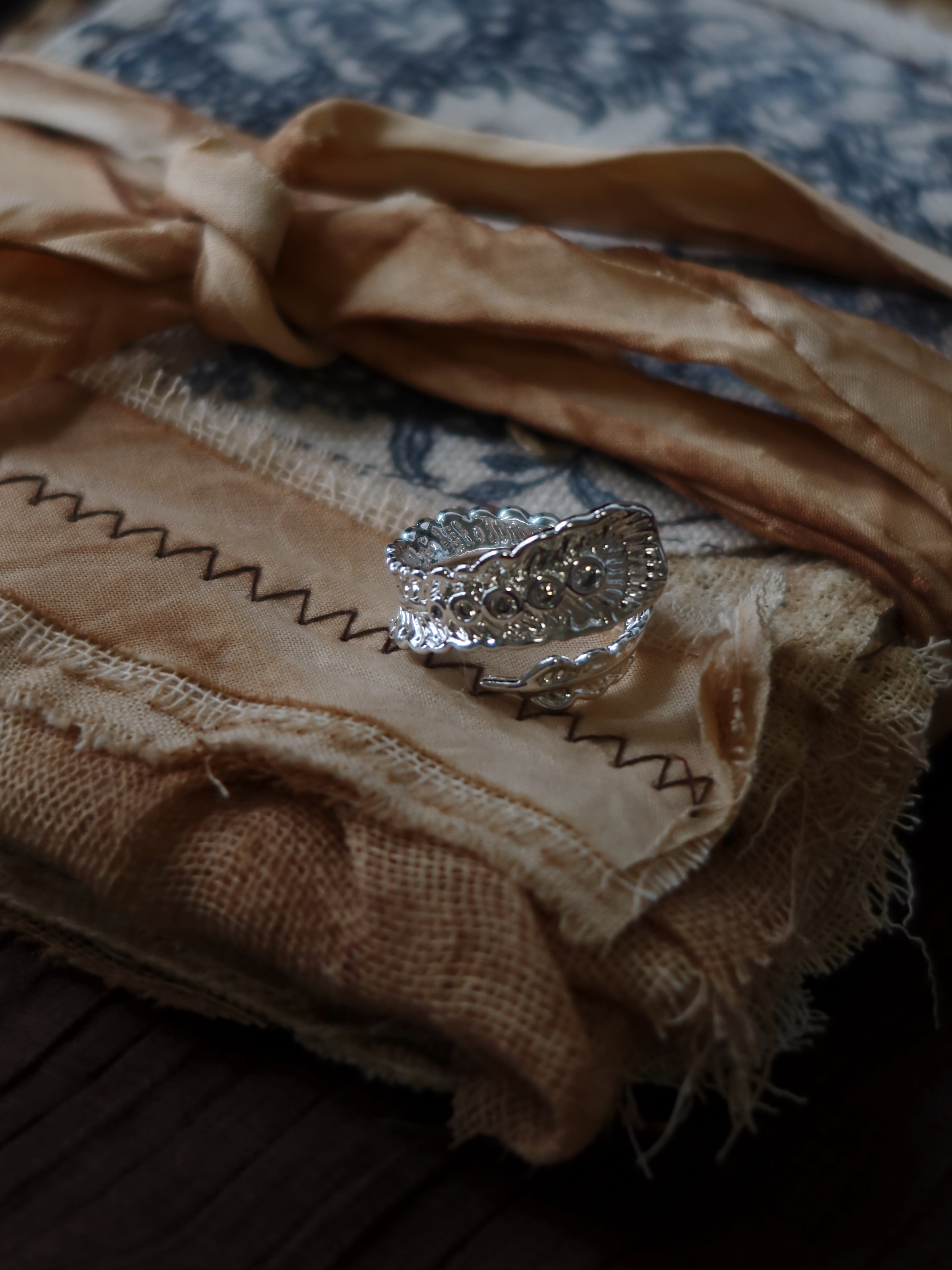 The Phoenix Plume – Feather Texture Sculptural Band