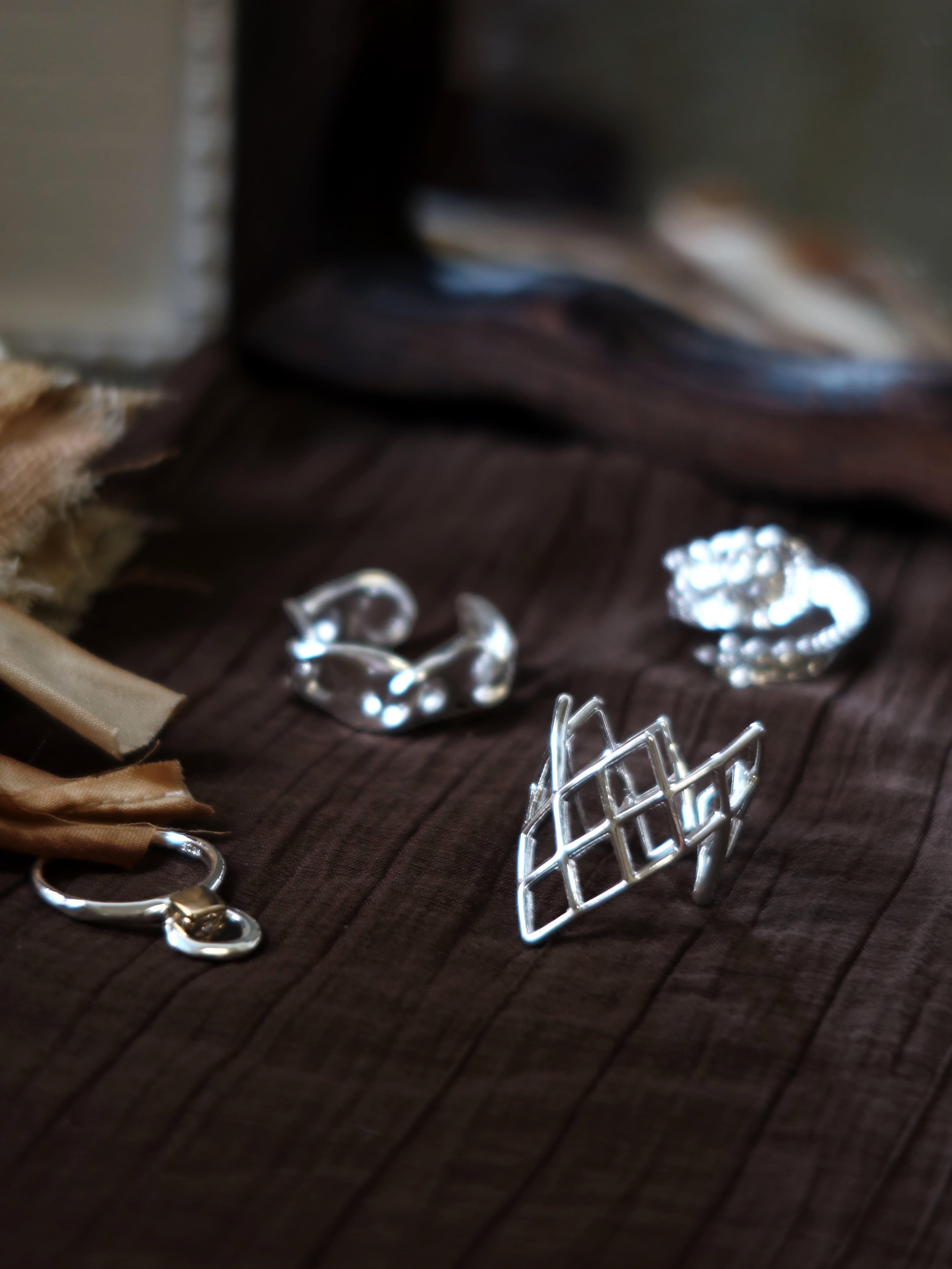 The Boundless Link. Interlocking Chain Geometric Band